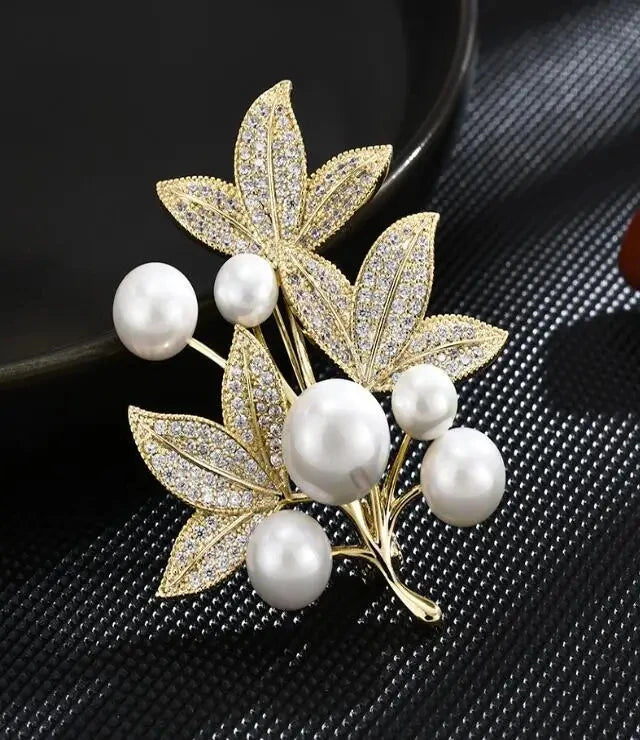 Elegant Gold Color Rhinestone Shovel Brooch for Stylish Accessory