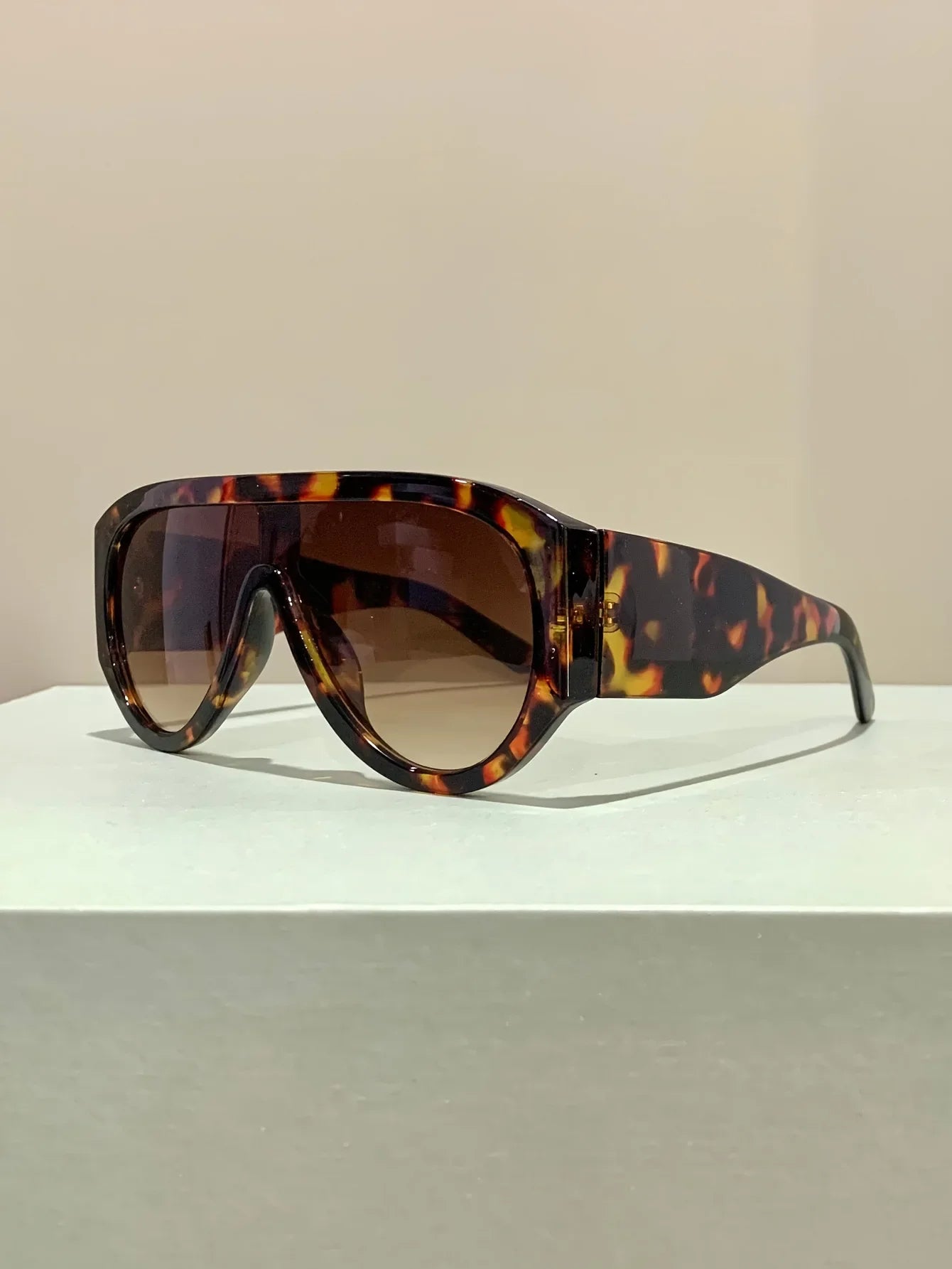 Oversized Gradient Sunglasses for Unisex | Fashionable Retro Style