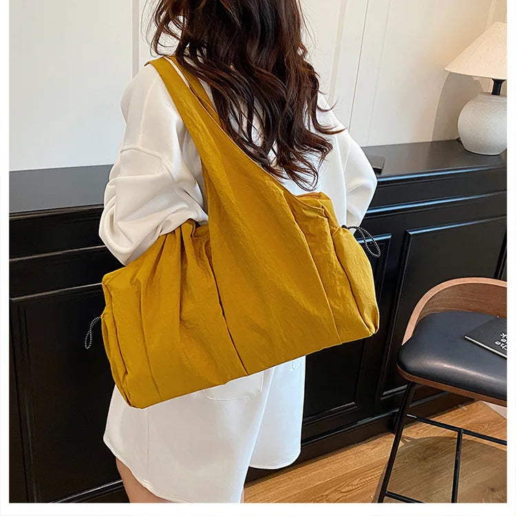 Bolso de mano de tela arrugada, moderno y cómodo para mujer