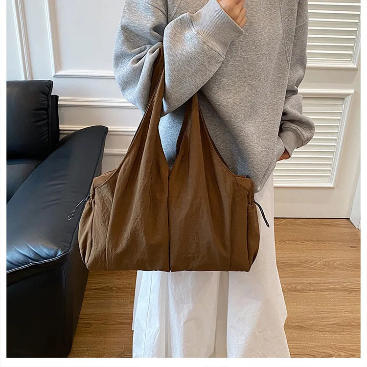 Bolso de mano de tela arrugada, moderno y cómodo para mujer