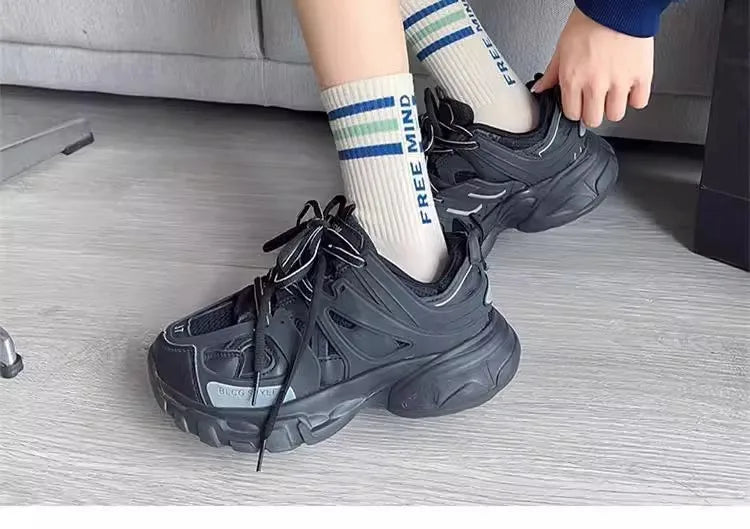 Couple-style socks for cross-border export. Women's style winter and autumn mid-length socks in white. Men's socks.