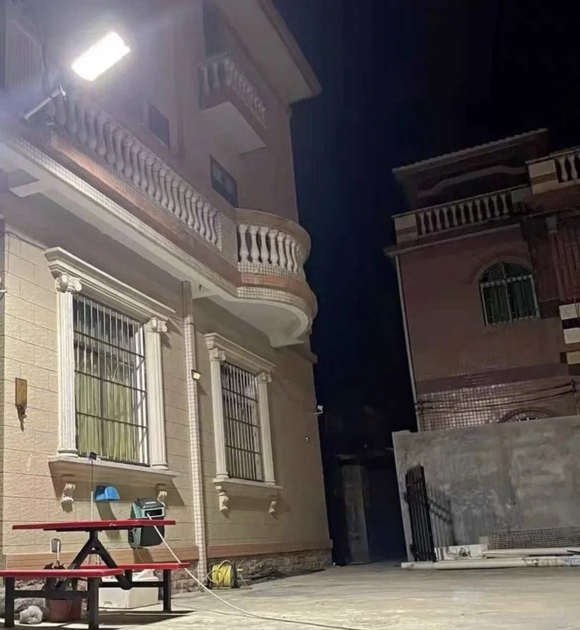 Potente foco LED solar con sensor de movimiento | Iluminación brillante