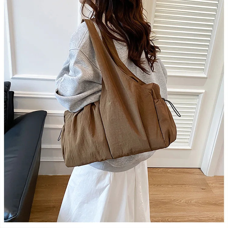 Bolso de mano de tela arrugada, moderno y cómodo para mujer