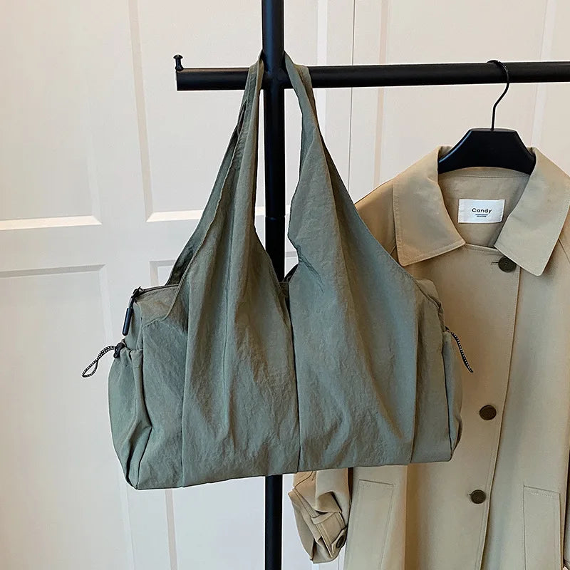 Bolso de mano de tela arrugada, moderno y cómodo para mujer