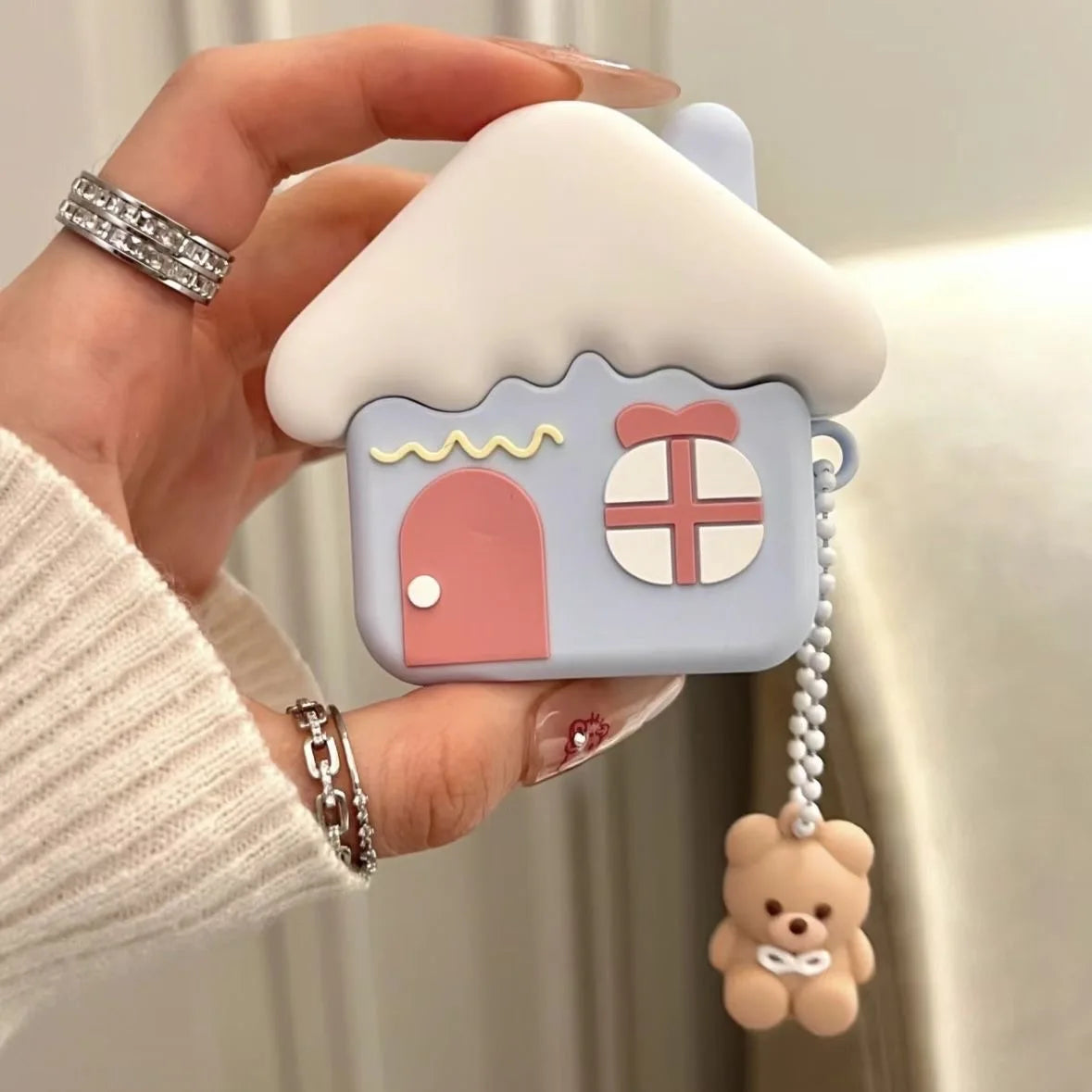 Estuche AirPods de oso de casa nevada adorable | Protección elegante
