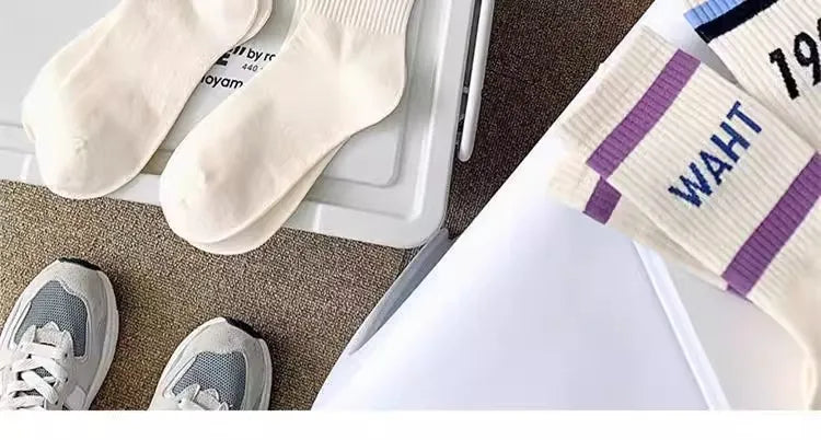 Couple-style socks for cross-border export. Women's style winter and autumn mid-length socks in white. Men's socks.