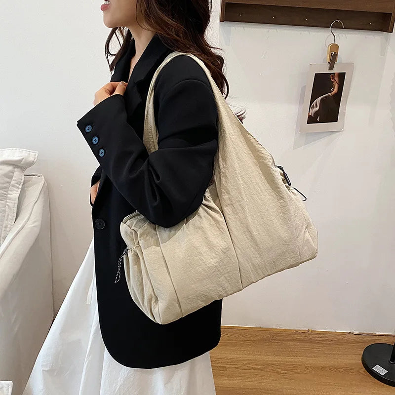 Bolso de mano de tela arrugada, moderno y cómodo para mujer