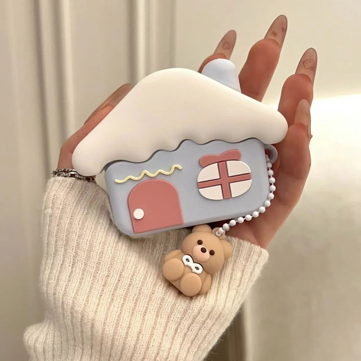 Estuche AirPods de oso de casa nevada adorable | Protección elegante