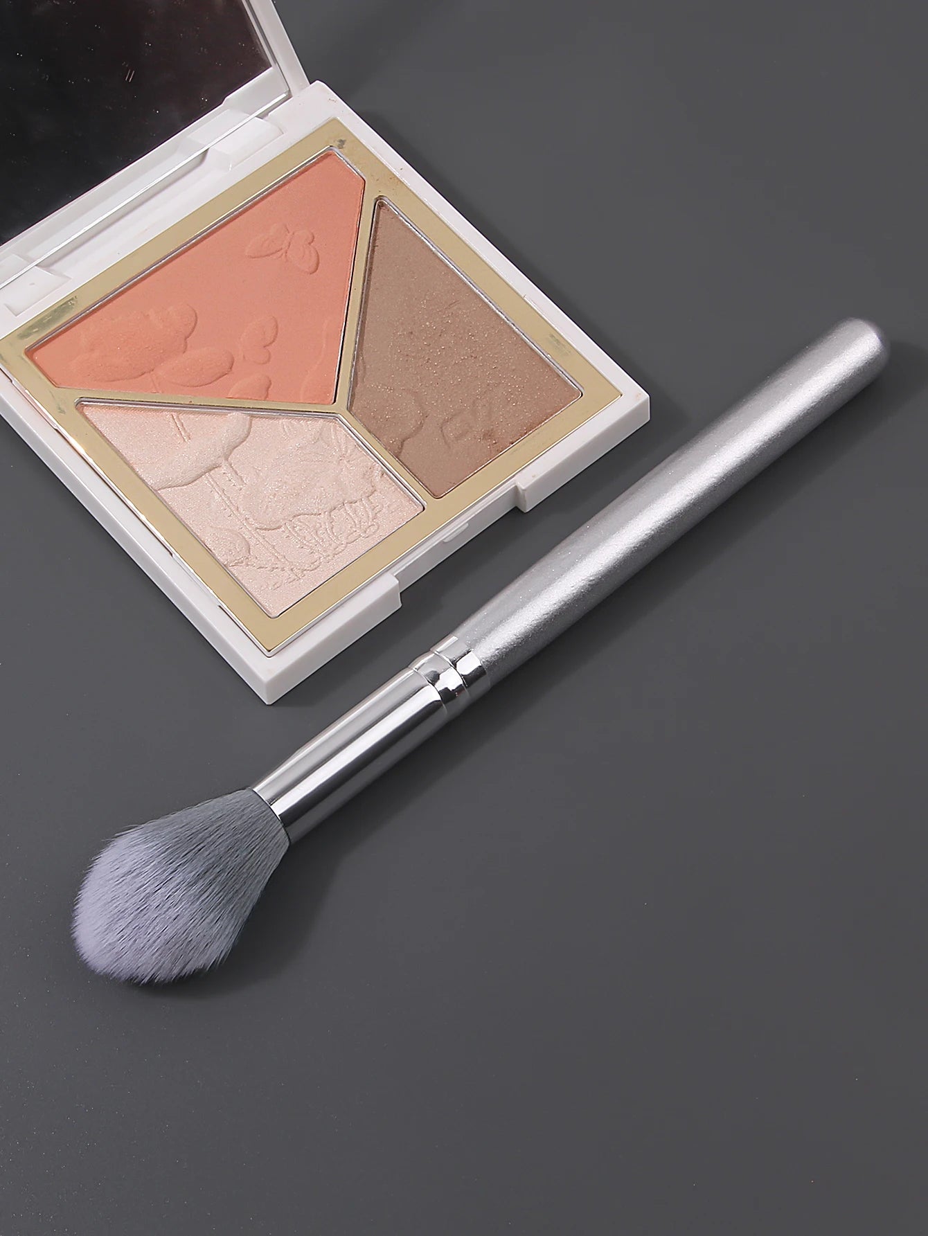 Portable High-Gloss Makeup Brush | Perfect for Flawless Application