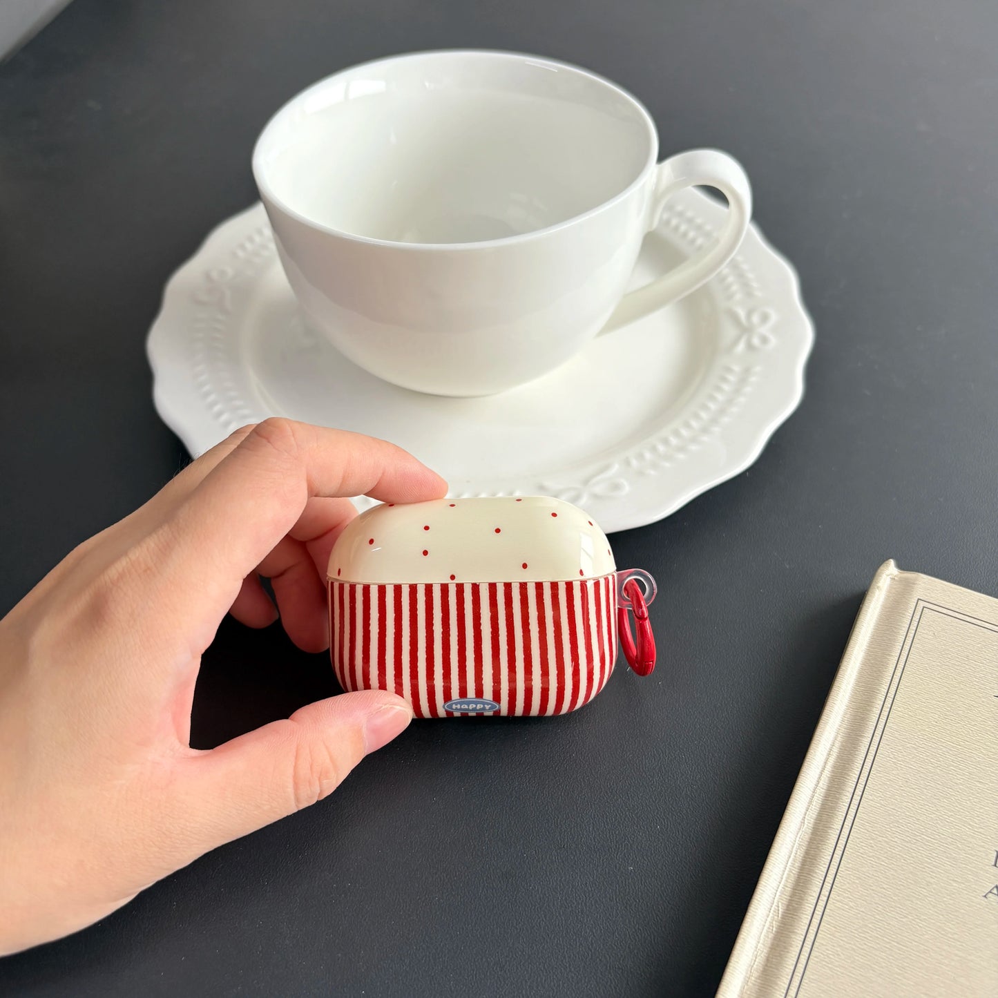 Funda de auriculares de lunares rojos de moda | Protección elegante para AirPods