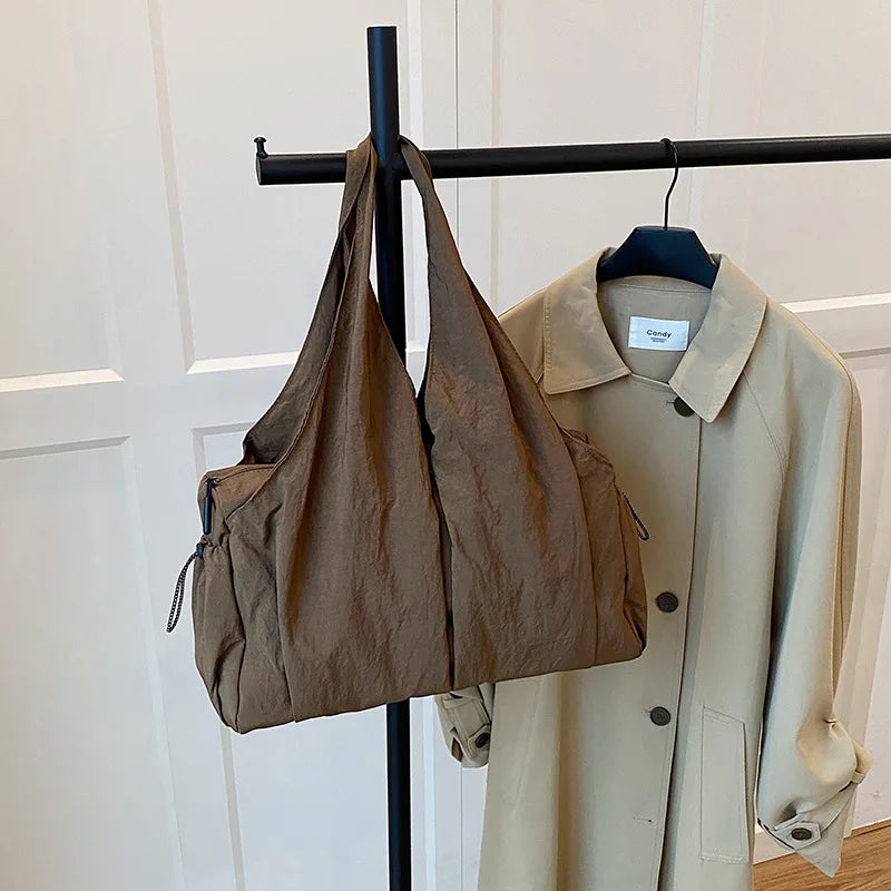 Bolso de mano de tela arrugada, moderno y cómodo para mujer