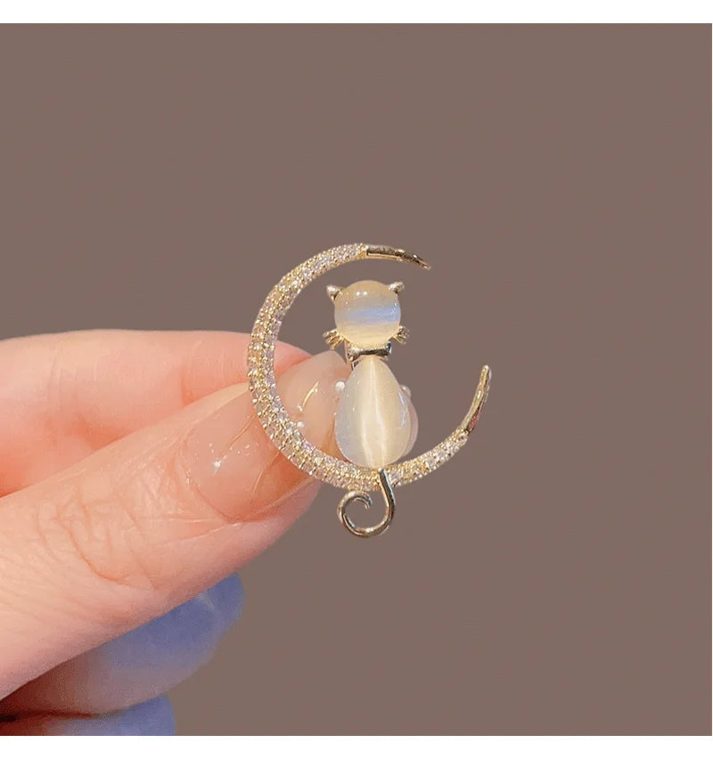 Elegant Gold Color Rhinestone Shovel Brooch for Stylish Accessory