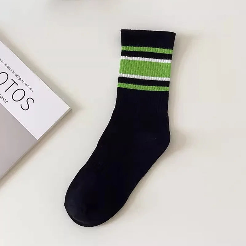 Couple-style socks for cross-border export. Women's style winter and autumn mid-length socks in white. Men's socks.