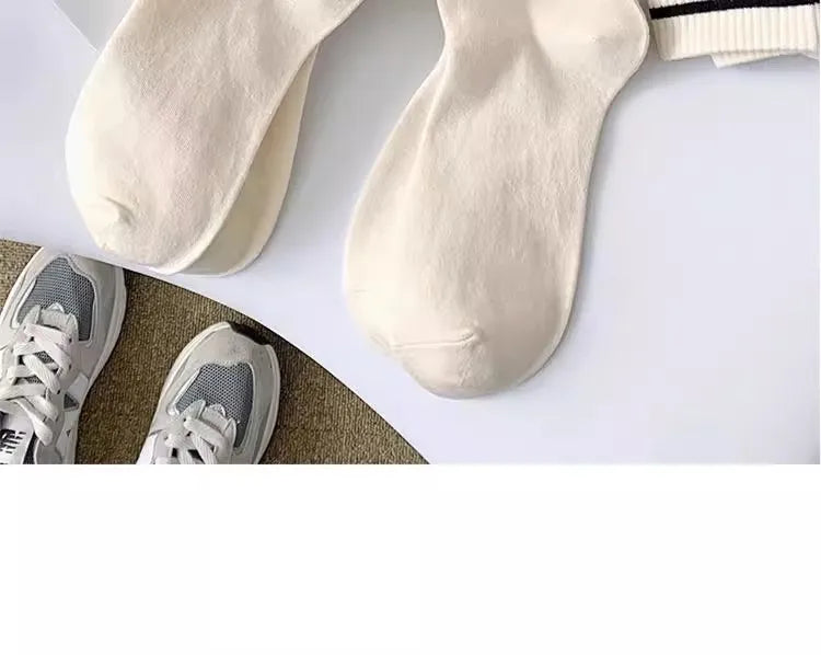 Couple-style socks for cross-border export. Women's style winter and autumn mid-length socks in white. Men's socks.