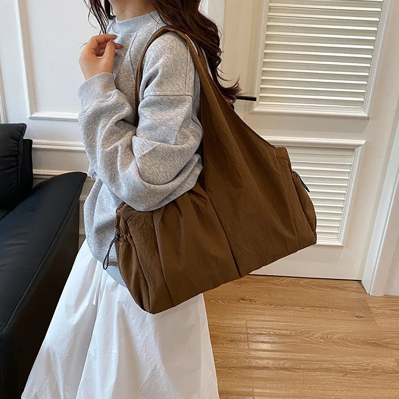 Bolso de mano de tela arrugada, moderno y cómodo para mujer