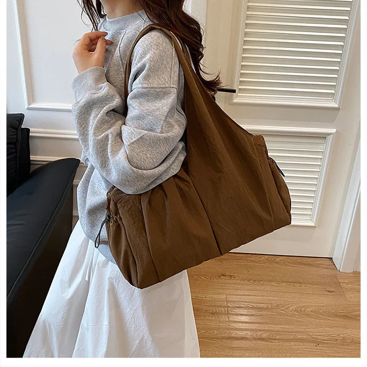 Bolso de mano de tela arrugada, moderno y cómodo para mujer