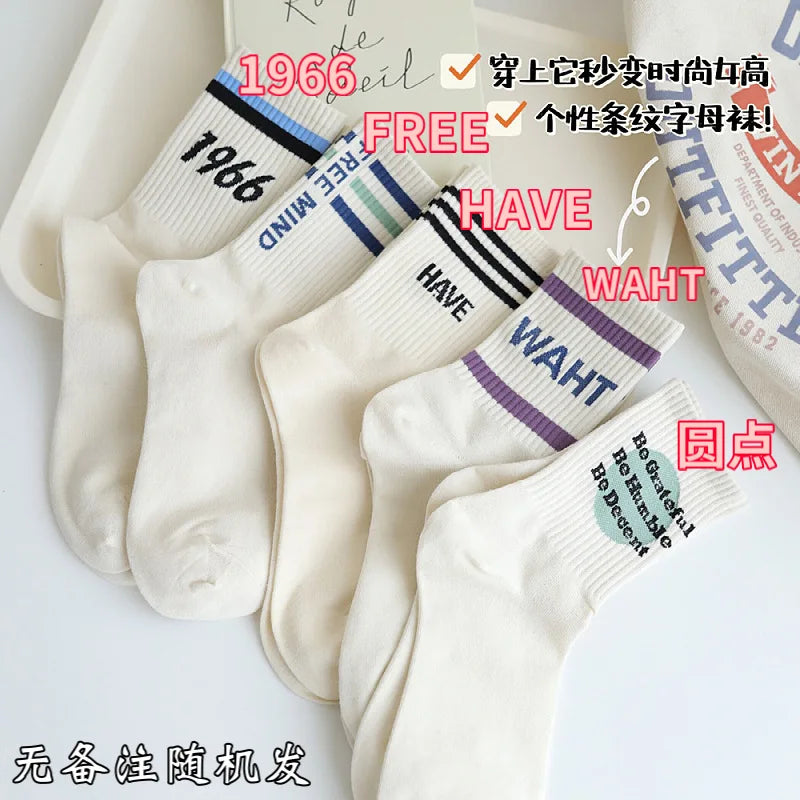 Couple-style socks for cross-border export. Women's style winter and autumn mid-length socks in white. Men's socks.