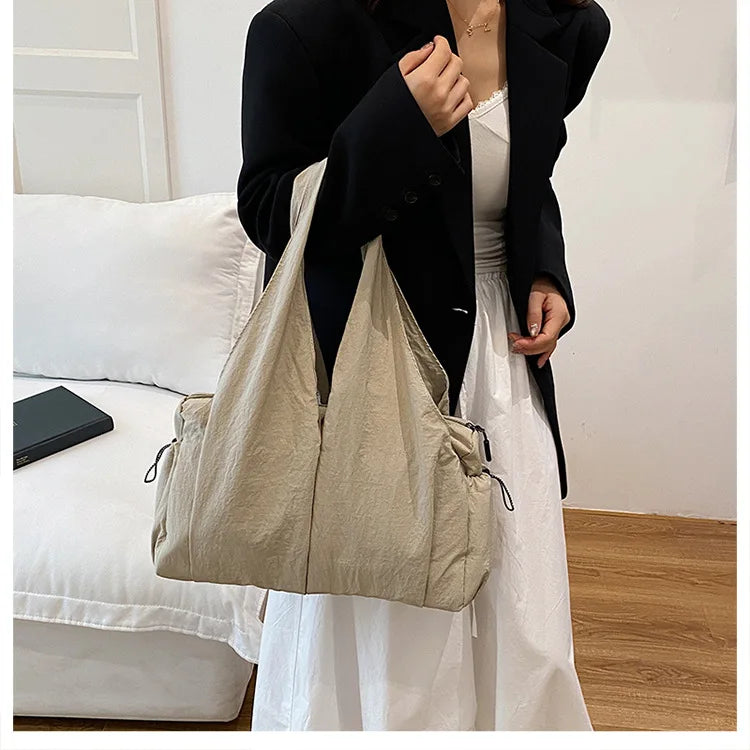 Bolso de mano de tela arrugada, moderno y cómodo para mujer
