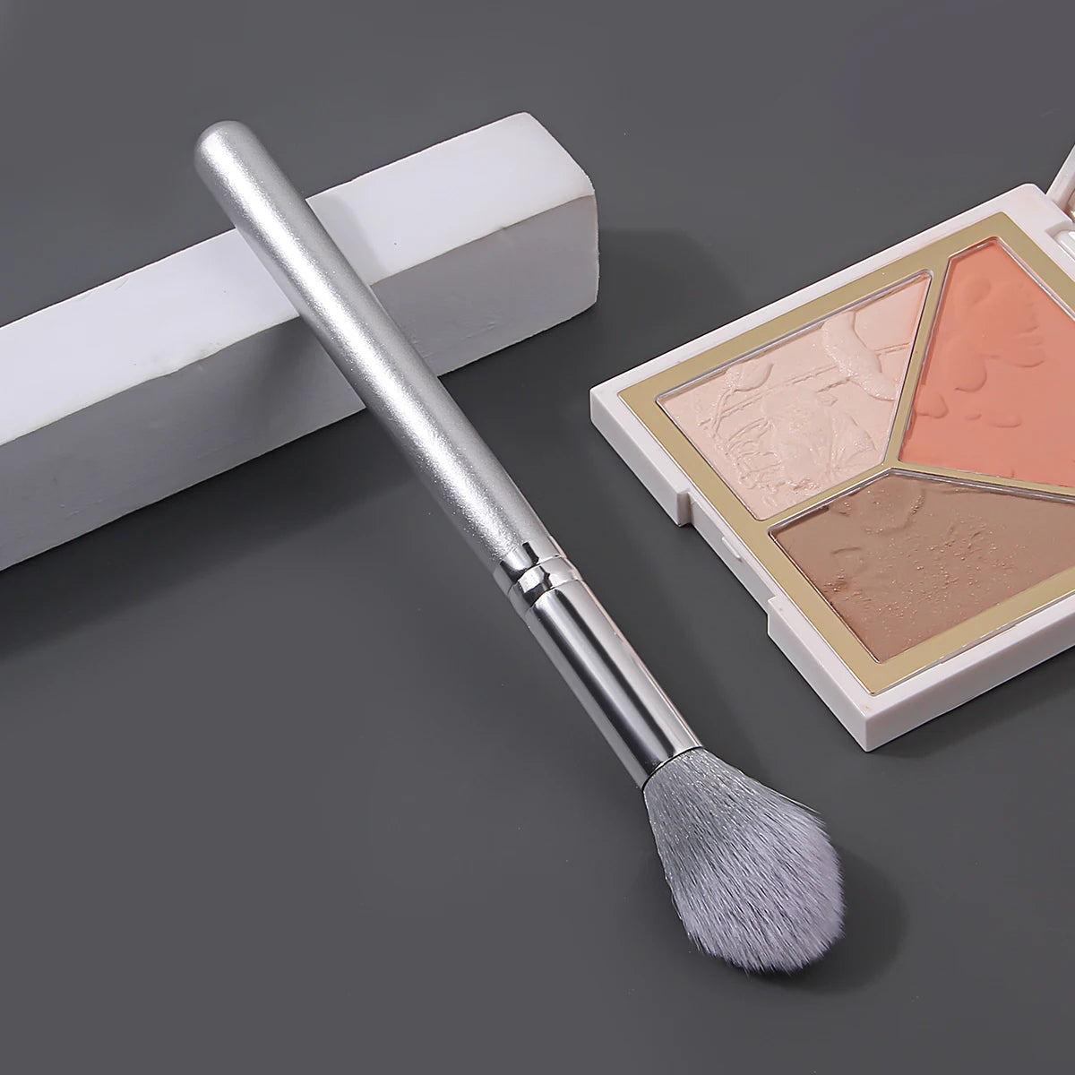 Portable High-Gloss Makeup Brush | Perfect for Flawless Application