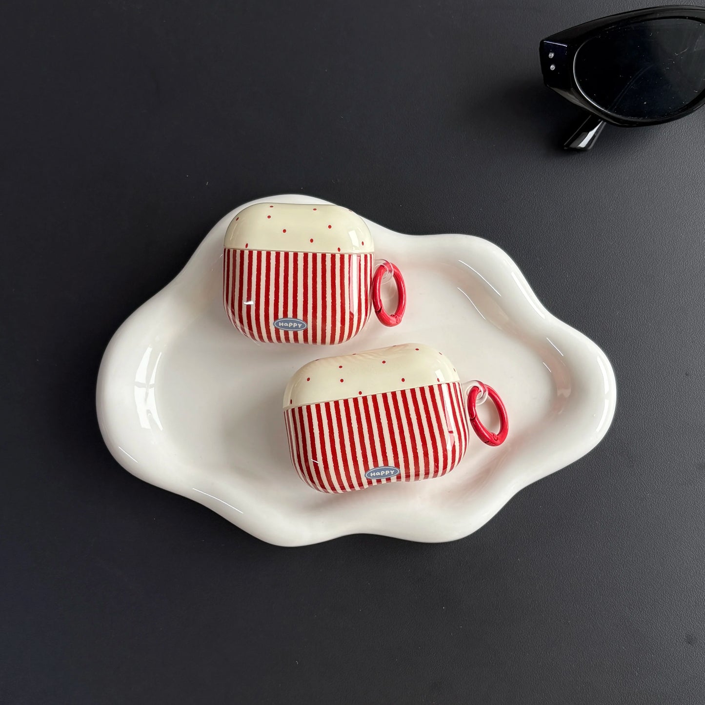 Funda de auriculares de lunares rojos de moda | Protección elegante para AirPods