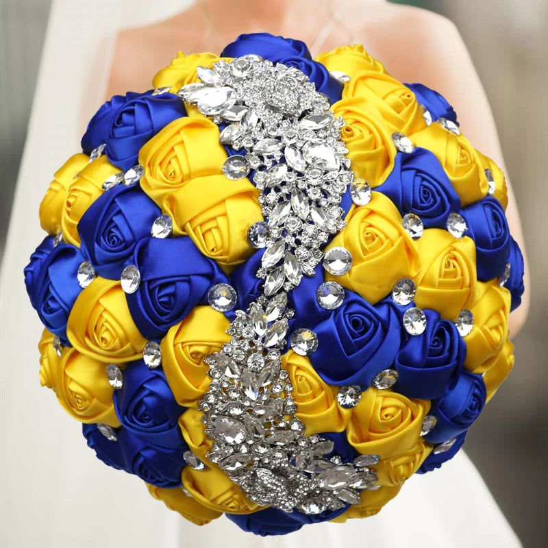 Impresionante ramo de boda azul marino para damas de honor | Elegante decoración floral