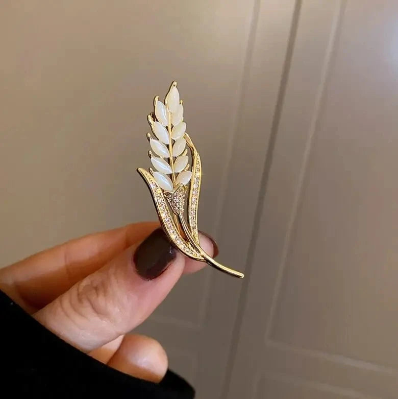 Elegant Gold Color Rhinestone Shovel Brooch for Stylish Accessory