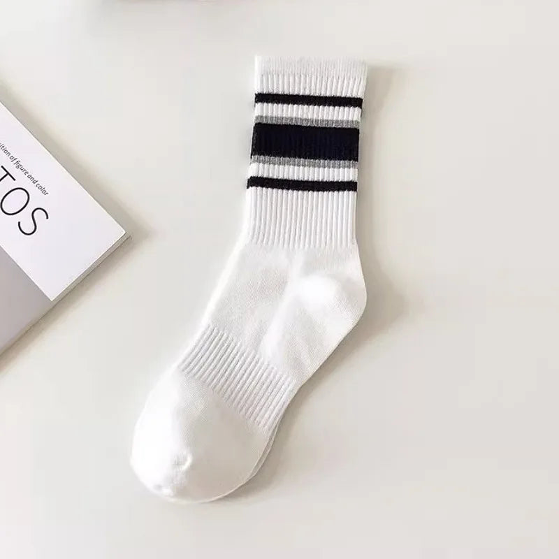 Couple-style socks for cross-border export. Women's style winter and autumn mid-length socks in white. Men's socks.