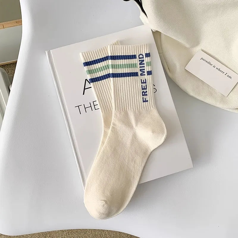 Couple-style socks for cross-border export. Women's style winter and autumn mid-length socks in white. Men's socks.