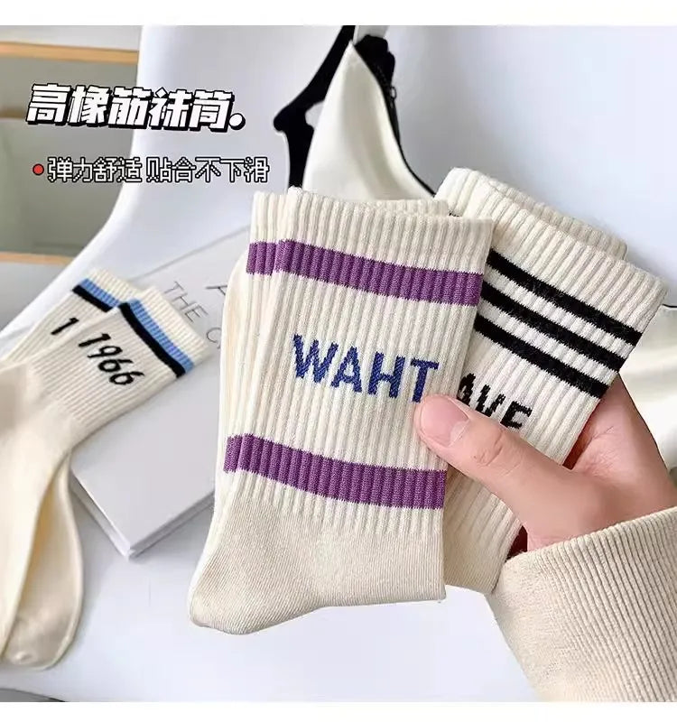 Couple-style socks for cross-border export. Women's style winter and autumn mid-length socks in white. Men's socks.