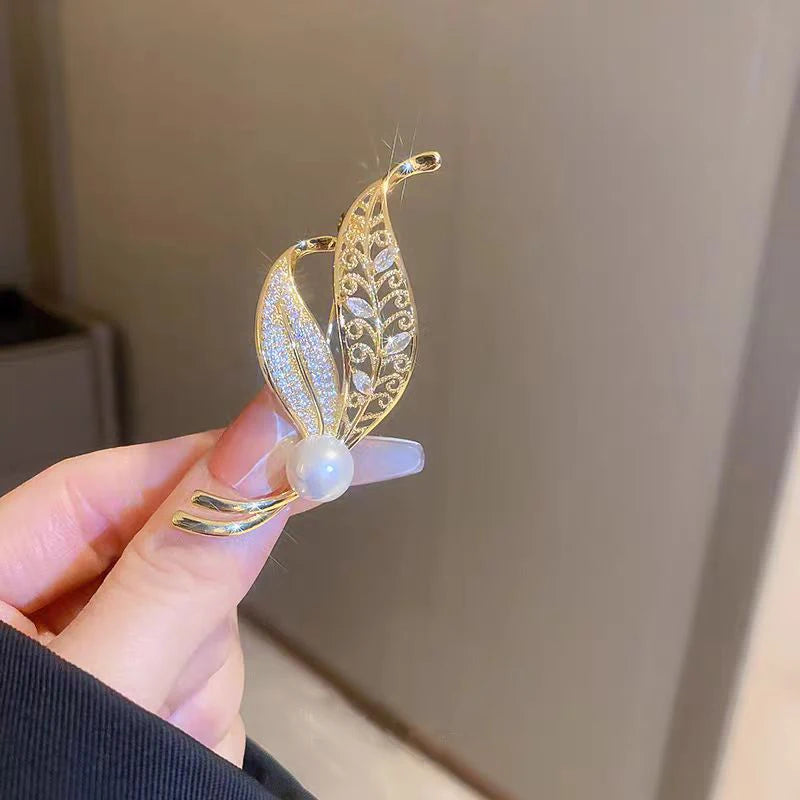 Elegant Gold Color Rhinestone Shovel Brooch for Stylish Accessory