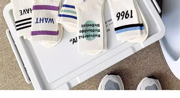 Couple-style socks for cross-border export. Women's style winter and autumn mid-length socks in white. Men's socks.