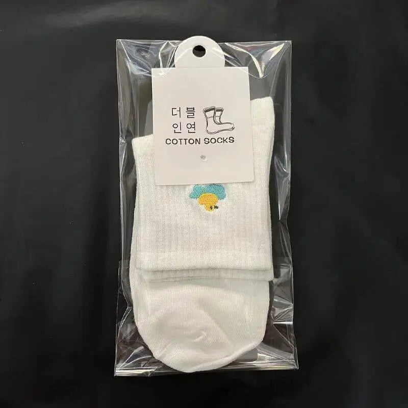 Couple-style socks for cross-border export. Women's style winter and autumn mid-length socks in white. Men's socks.