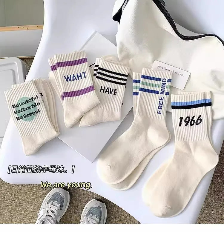 Couple-style socks for cross-border export. Women's style winter and autumn mid-length socks in white. Men's socks.