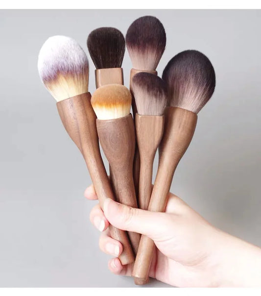 Large Retro Wood Walnut Powder Brush – Super Soft Honey Loose Makeup Brush for Foundation, Blush & Bronzer – Luxurious Beauty Gift for Girlfriend