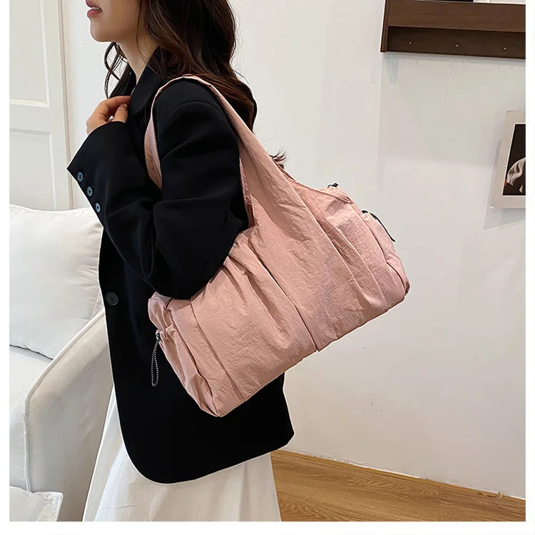 Bolso de mano de tela arrugada, moderno y cómodo para mujer