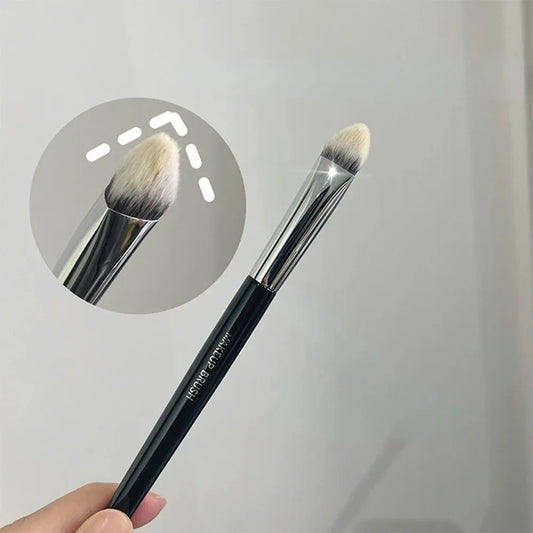 Brocha para detalles de maquillaje con punta inclinada en tres lados | Herramienta de contorno impecable