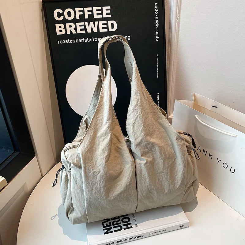 Bolso de mano de tela arrugada, moderno y cómodo para mujer