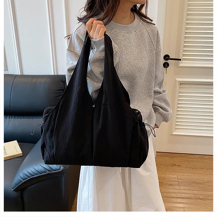 Bolso de mano de tela arrugada, moderno y cómodo para mujer