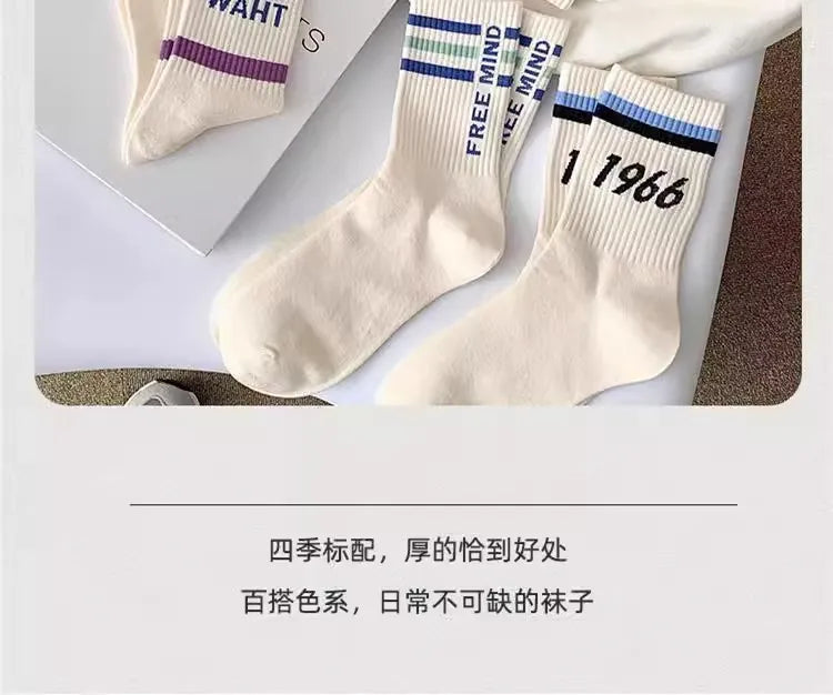 Couple-style socks for cross-border export. Women's style winter and autumn mid-length socks in white. Men's socks.