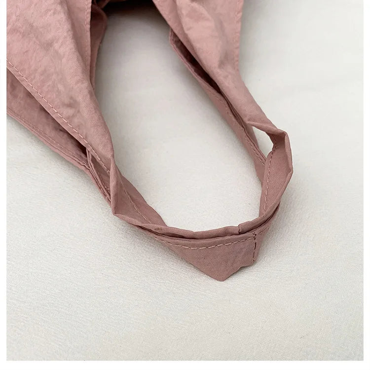 Bolso de mano de tela arrugada, moderno y cómodo para mujer