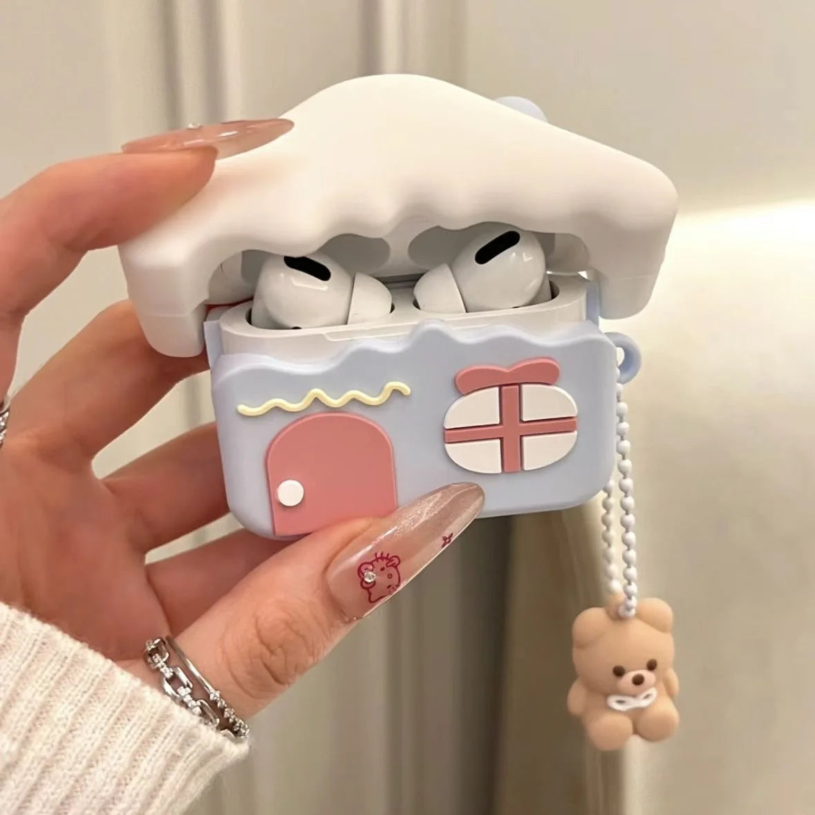 Estuche AirPods de oso de casa nevada adorable | Protección elegante