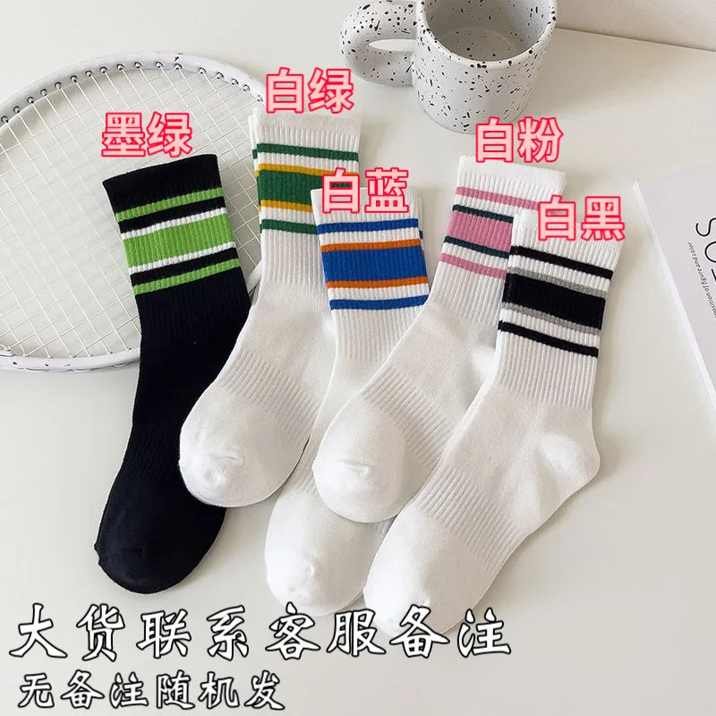 Couple-style socks for cross-border export. Women's style winter and autumn mid-length socks in white. Men's socks.