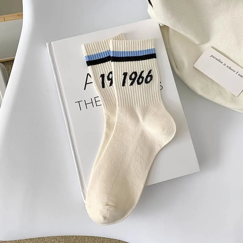 Couple-style socks for cross-border export. Women's style winter and autumn mid-length socks in white. Men's socks.