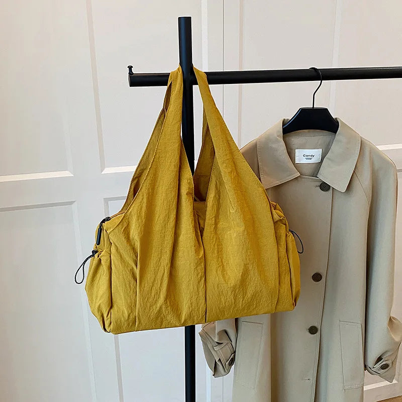 Bolso de mano de tela arrugada, moderno y cómodo para mujer