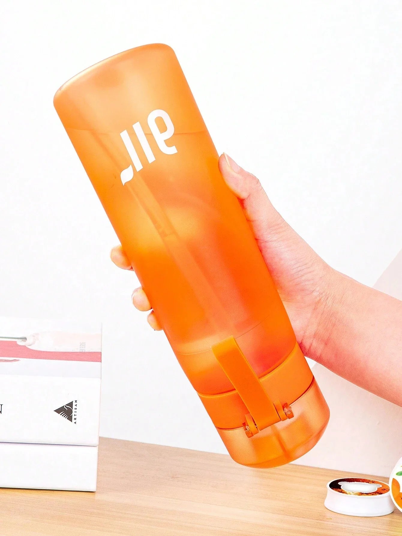 Portable Fruit-Scented Water Bottle with Flavor Pods for Sports