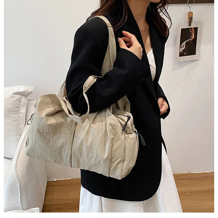 Bolso de mano de tela arrugada, moderno y cómodo para mujer