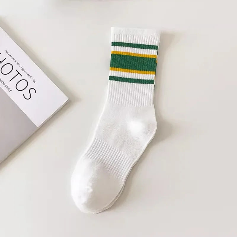 Couple-style socks for cross-border export. Women's style winter and autumn mid-length socks in white. Men's socks.