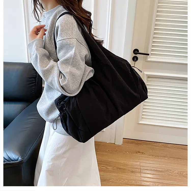 Bolso de mano de tela arrugada, moderno y cómodo para mujer