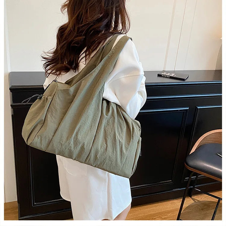 Bolso de mano de tela arrugada, moderno y cómodo para mujer