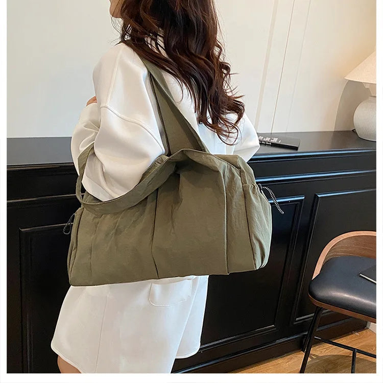 Bolso de mano de tela arrugada, moderno y cómodo para mujer
